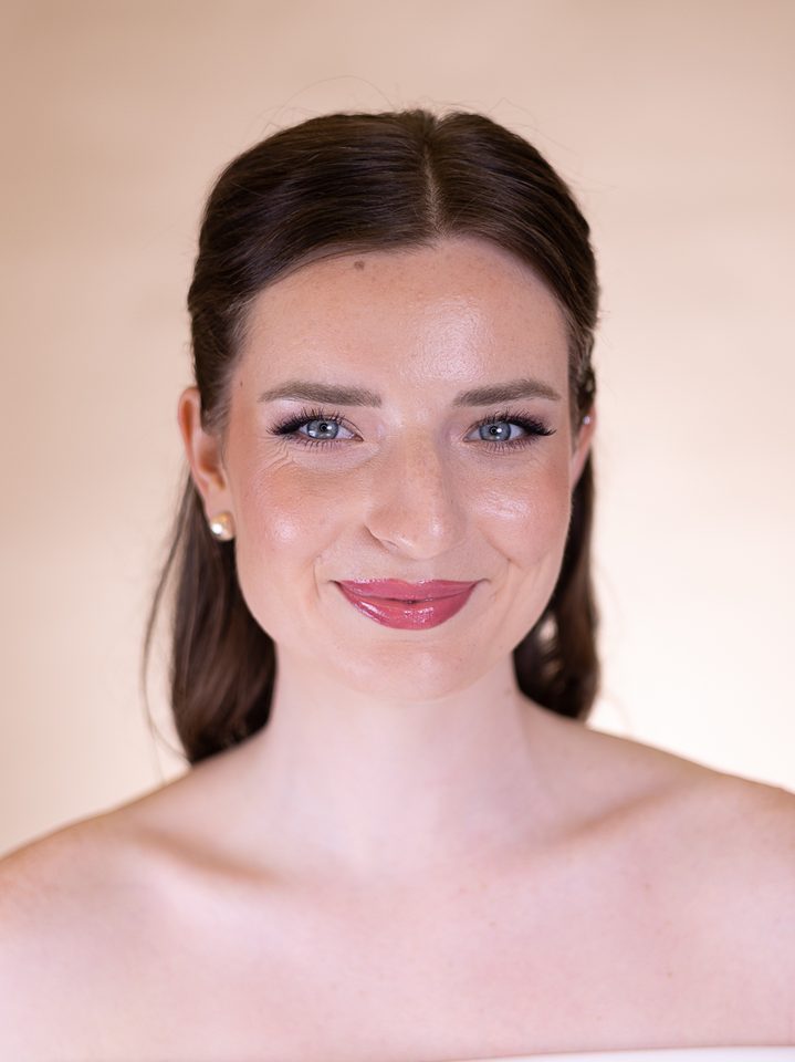Soft bridal makeup with loose waves — bridal makeup by Anja Zander, Amsterdam