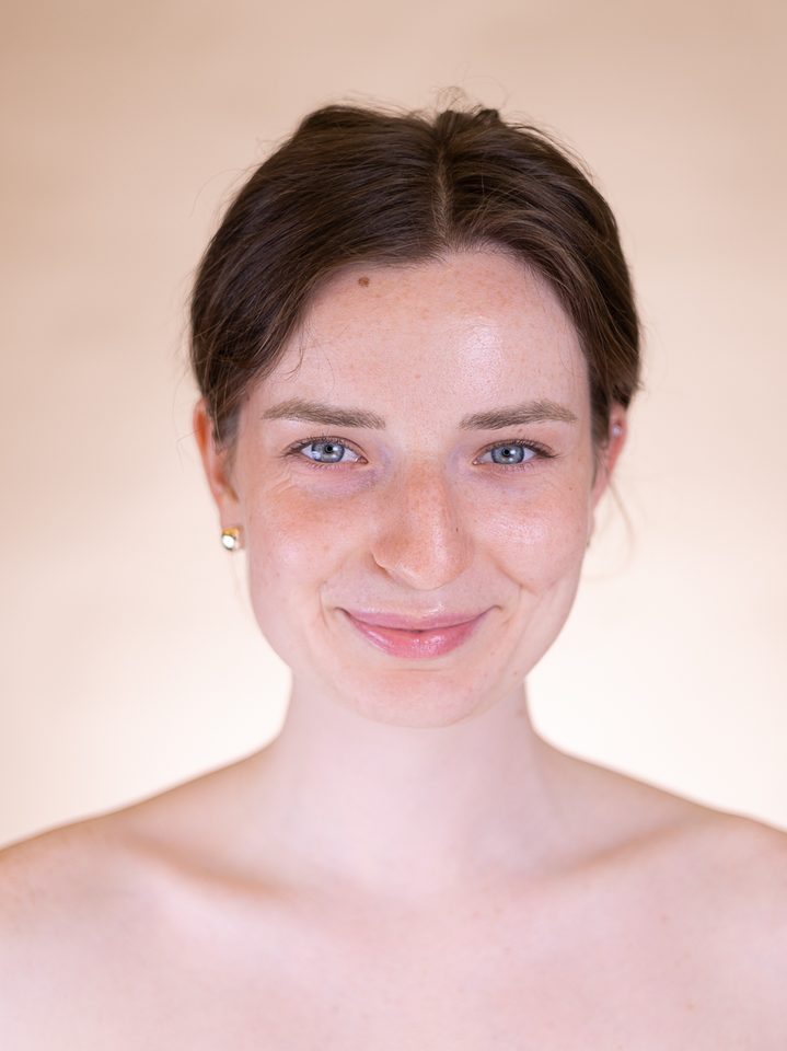 Betka before her bridal makeup