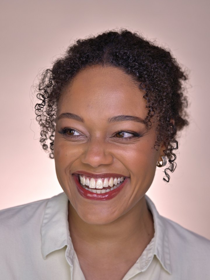 Radiant bridal makeup with natural curls — bridal makeup by Anja Zander, Amsterdam