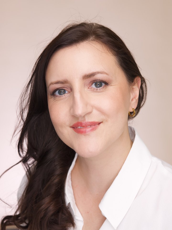 Soft glam with loose waves — makeup by Anja Zander, Amsterdam