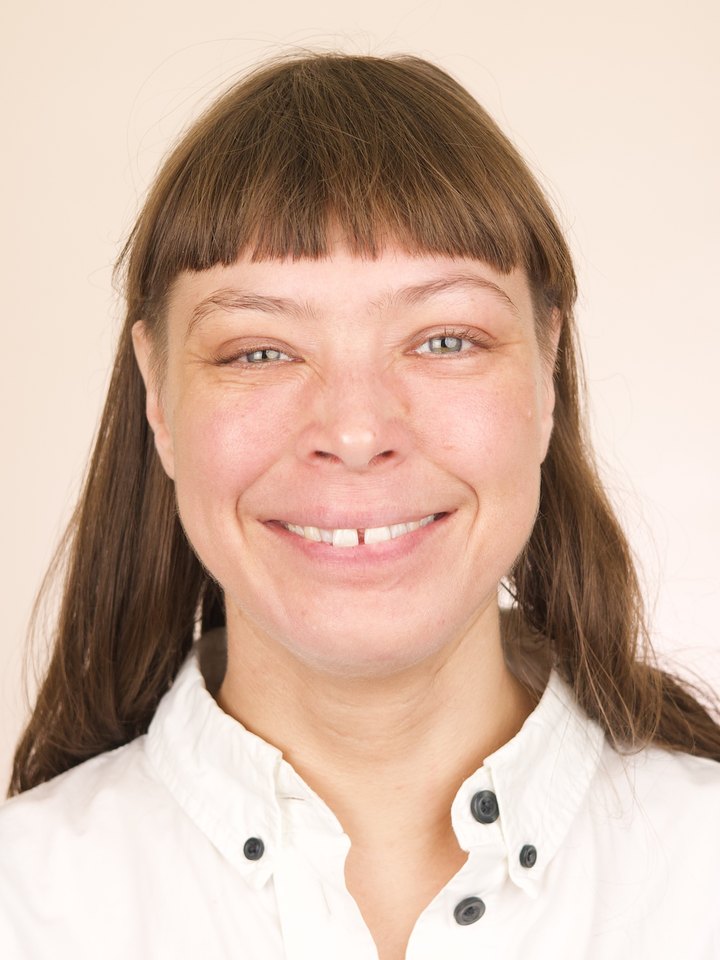 Sanne before her makeup