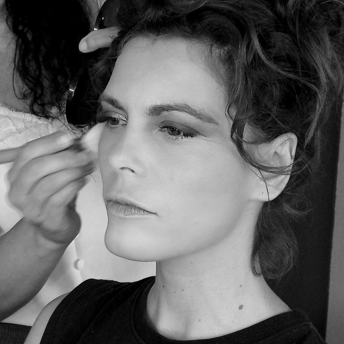 A brush at work on the bride's face