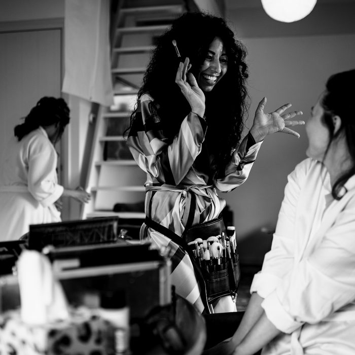 Anja Zander and a bride in front of the mirror on the wedding morning